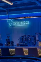 네온 사인이 빛나는 홀덤펍 바 카운터